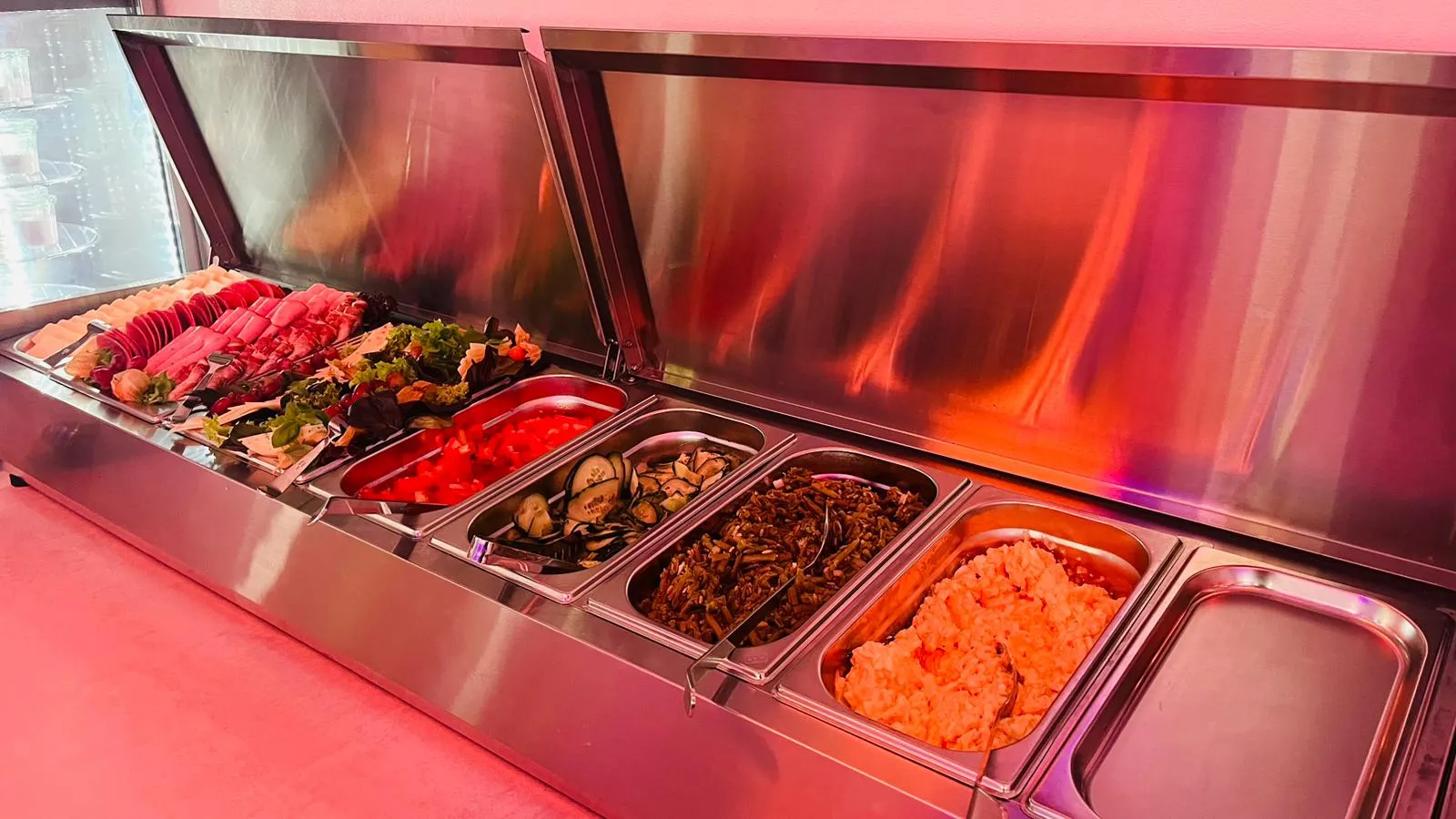 Buffet mit Aufschnitt, Salaten und Antipasti – Sonntagsbrunch