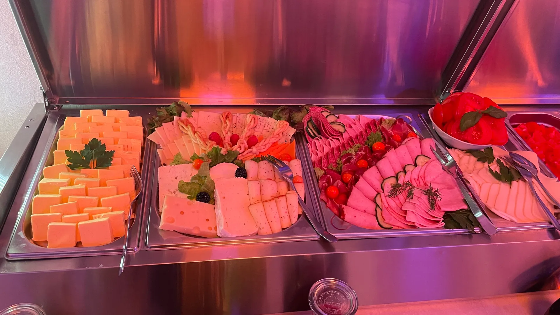 Käse- und Wurstplatte am Buffet – Sonntagsbrunch