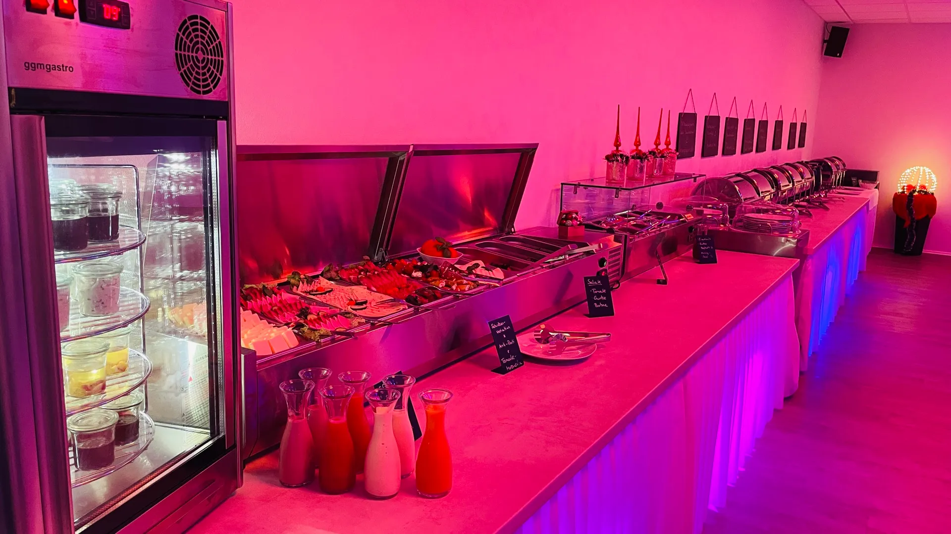 Großes Buffet mit Kühlvitrine, Dressings und Warmhaltebehältern – Sonntagsbrunch