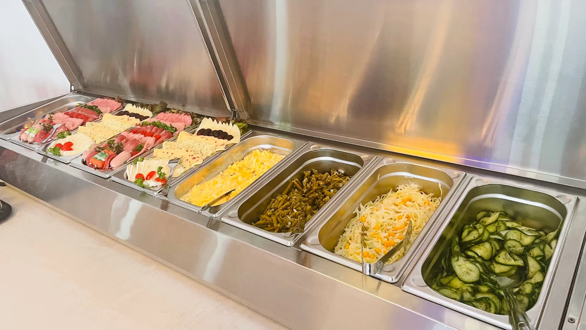 Veranstaltungsraum – Buffet mit Aufschnitt und Salaten