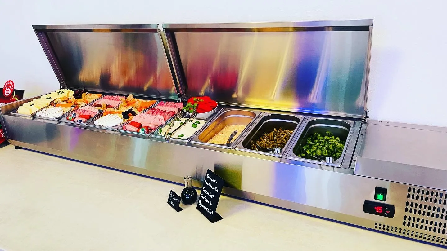 Kalte Platte mit Aufschnitt, Käse und Salaten – Sonntagsbrunch