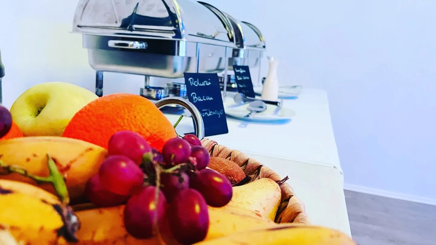 Obstkorb mit Trauben und Chafing Dishes – Sonntagsbrunch