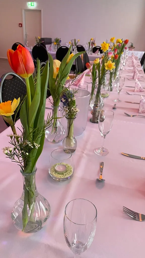 Veranstaltungsraum – Frühlingstisch mit Tulpen und Narzissen