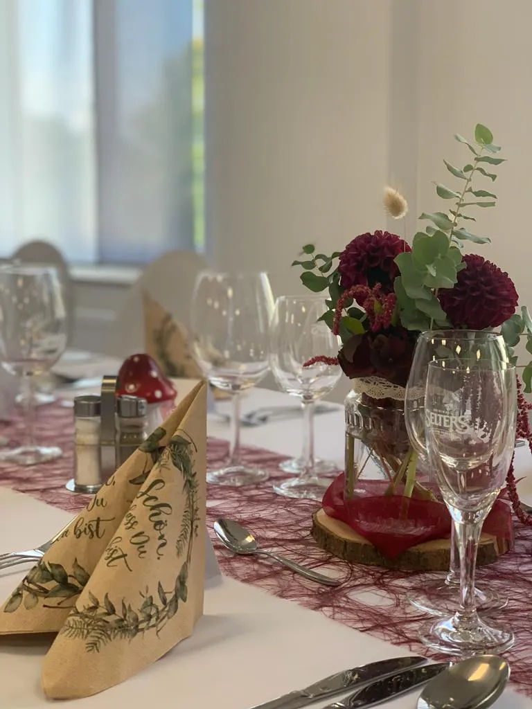 Veranstaltungsraum – herbstliche Tischdekoration mit Dahlien