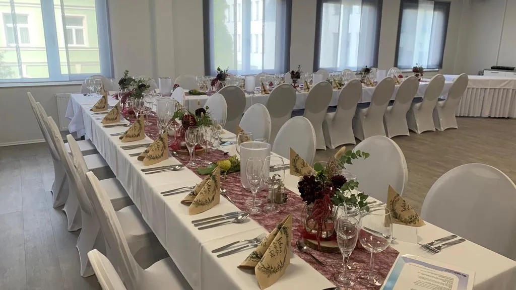 Veranstaltungsraum – elegante Tafel aus anderer Perspektive