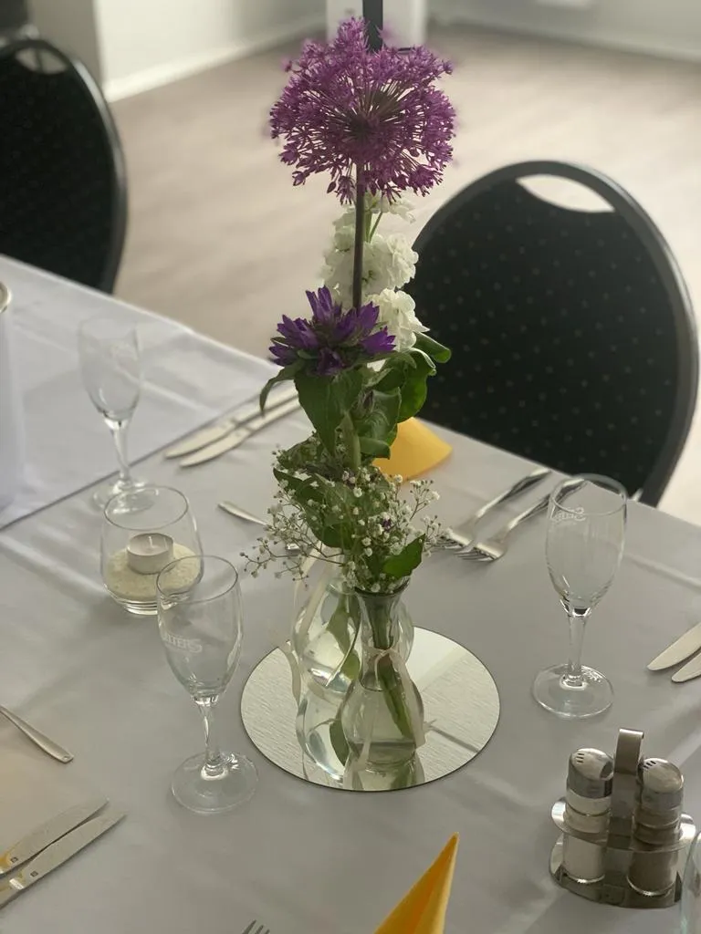 Veranstaltungsraum – Blumenarrangement mit Allium